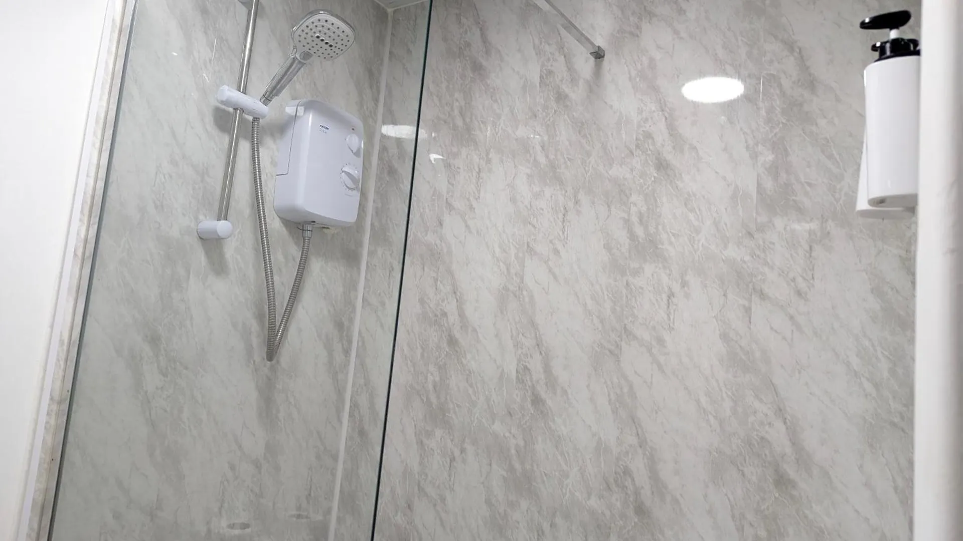 Cosy & Central Studio Apartments Кардифф