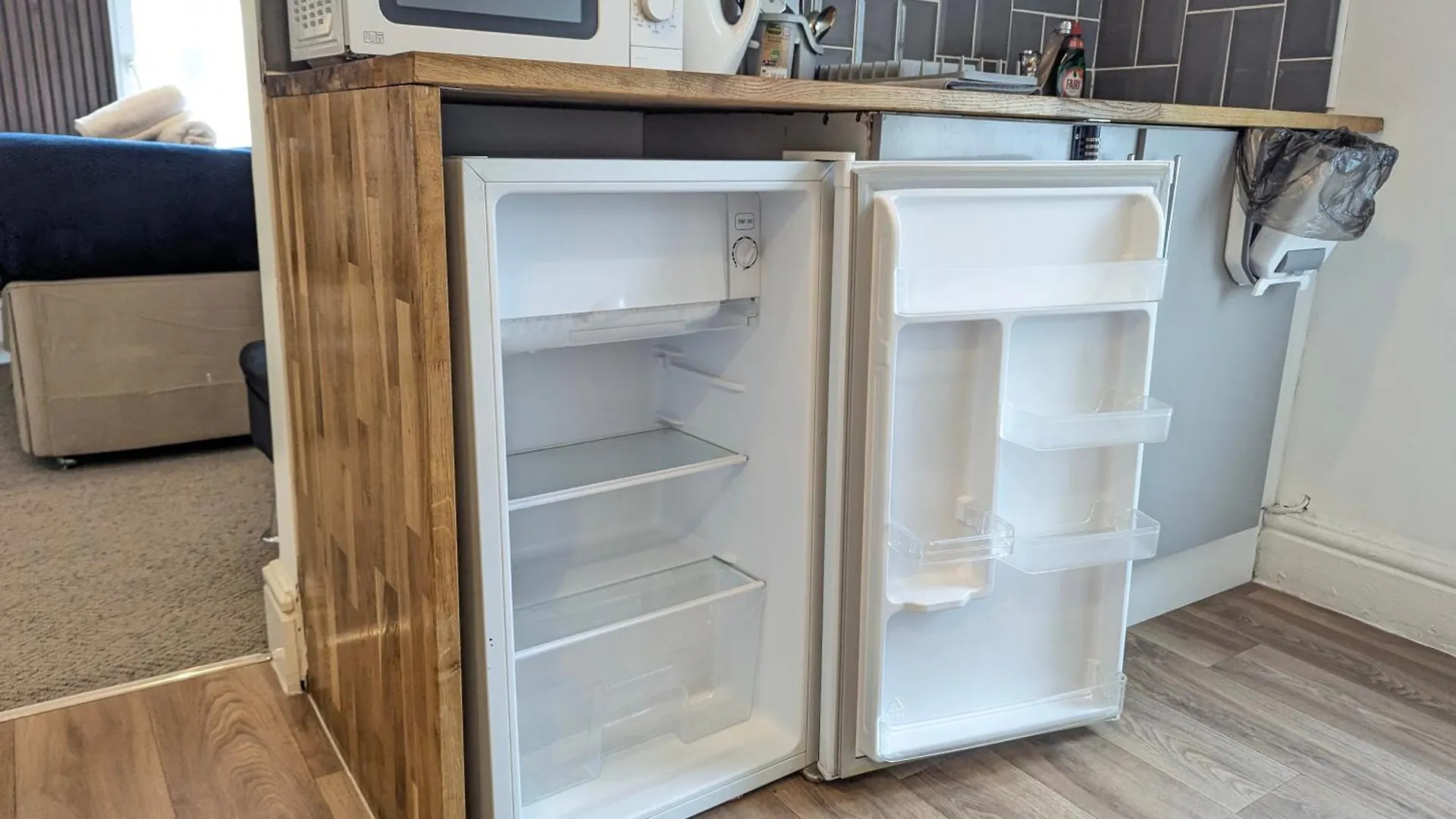 Cosy & Central Studio Apartments Кардифф