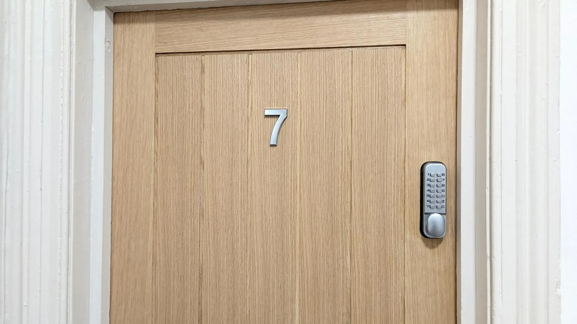 Cosy & Central Studio Apartments Кардифф