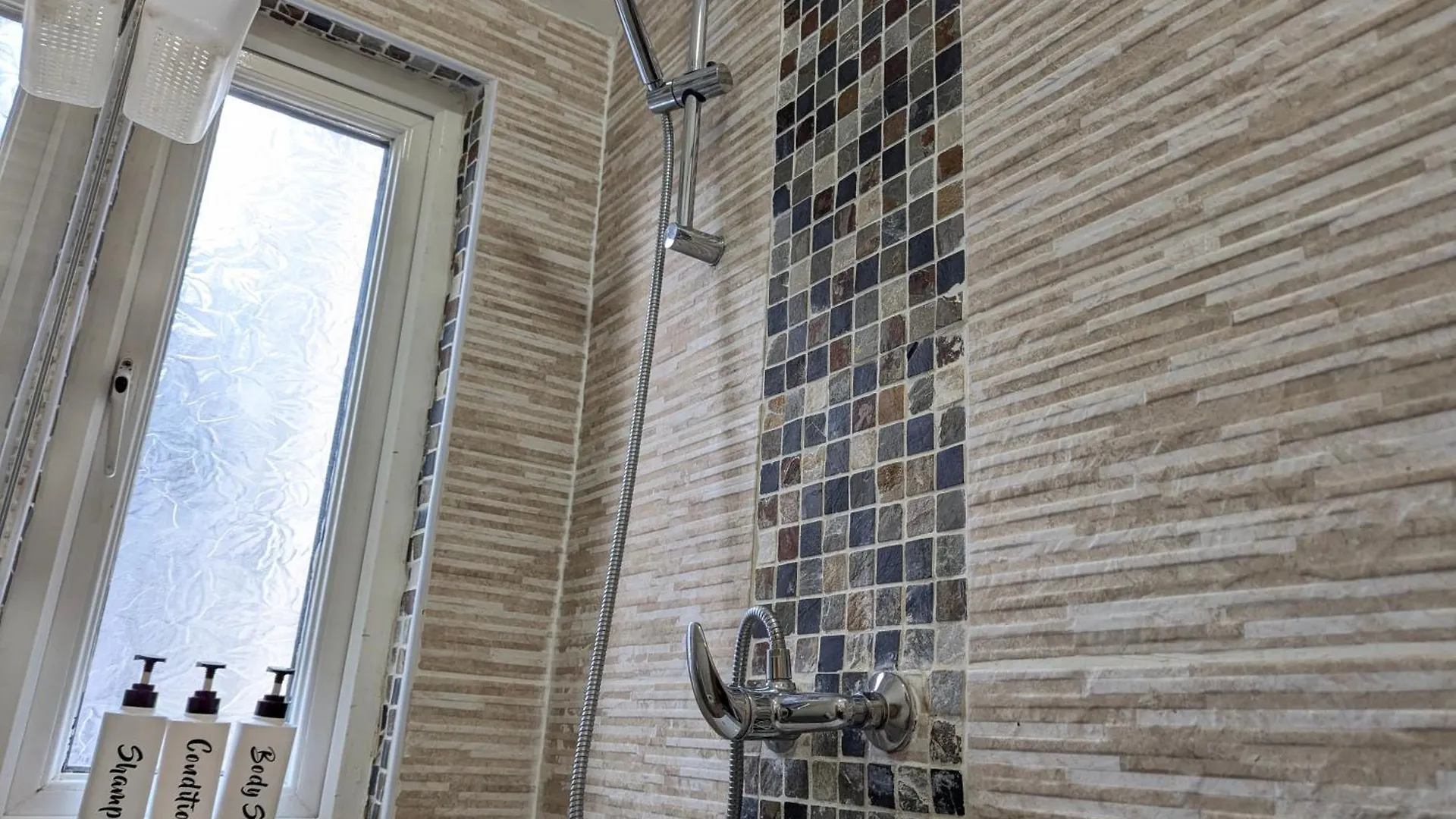 Cosy & Central Studio Apartments Кардифф